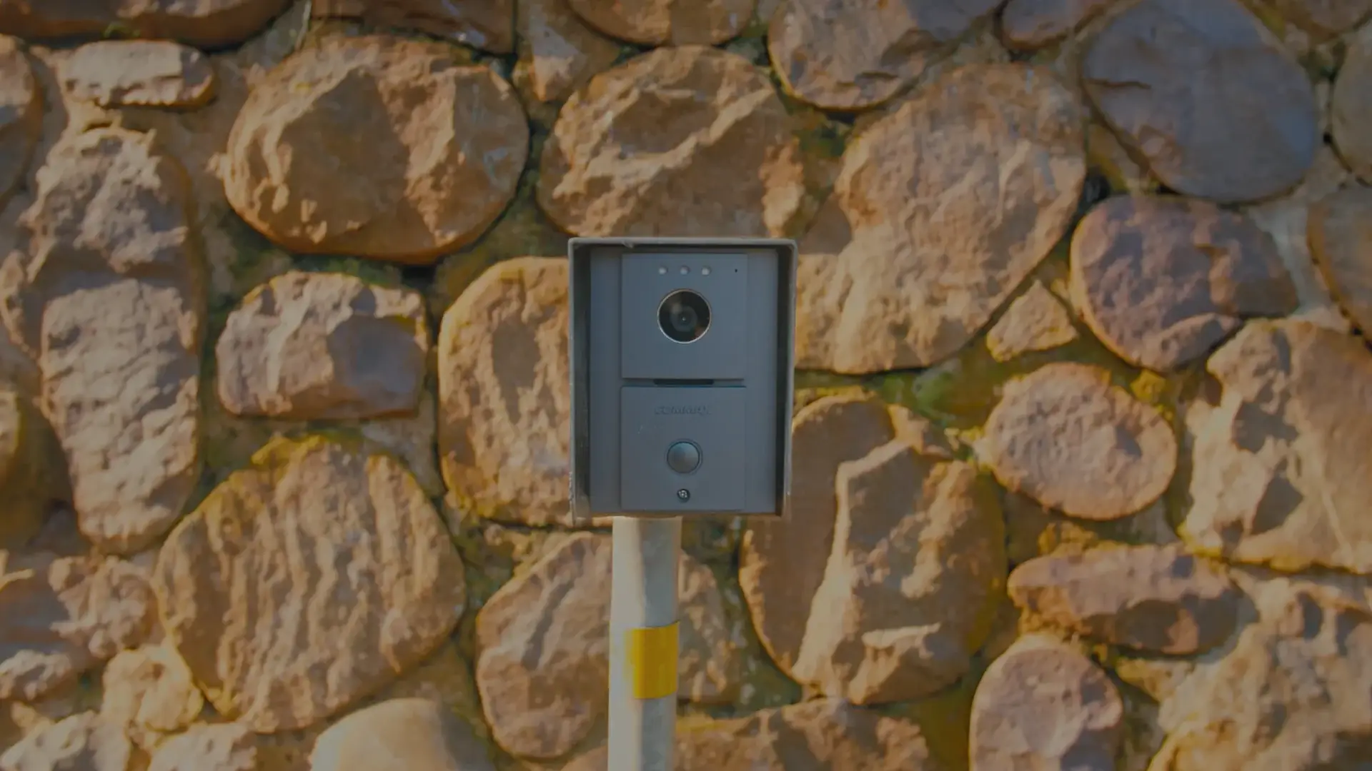 Intercom device at a gate